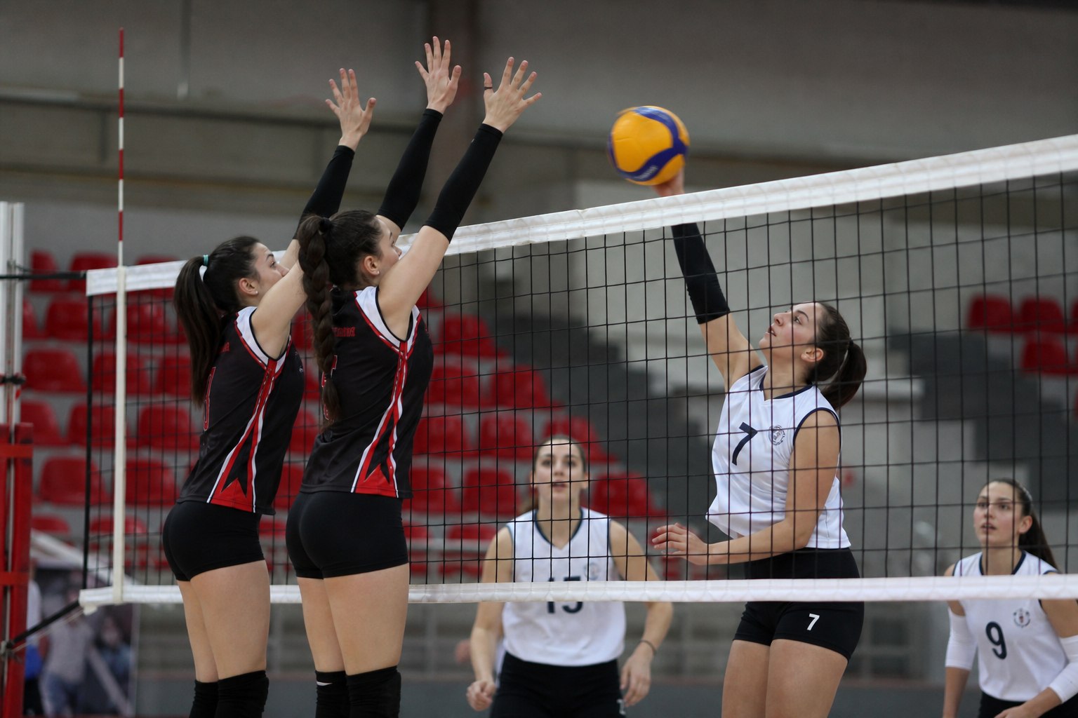 Voleybol maçında mücadele eden Çanakkale spor güzel kızlar