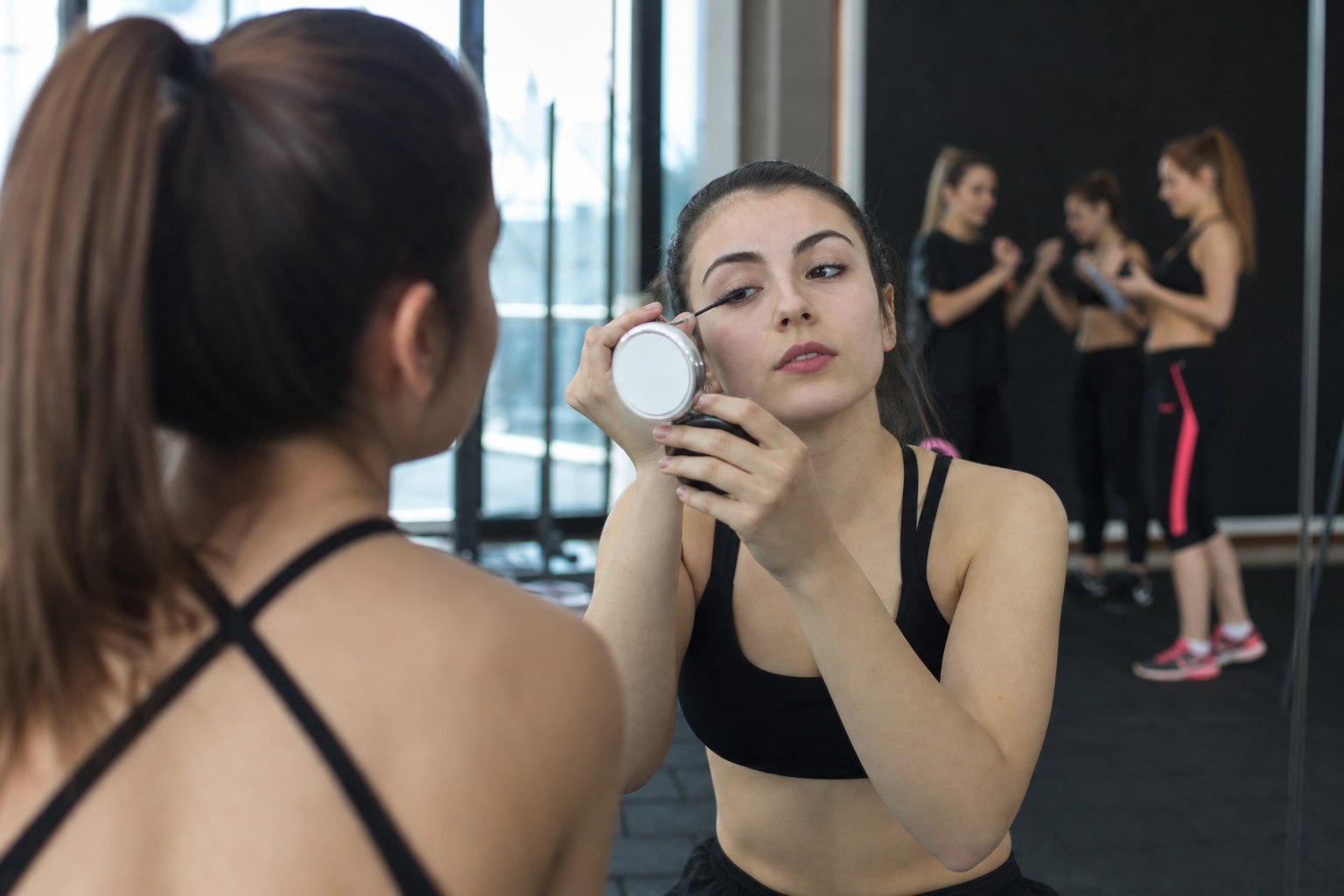 Çanakkale spor kızlar spor salonunda makyaj ve egzersiz bir arada