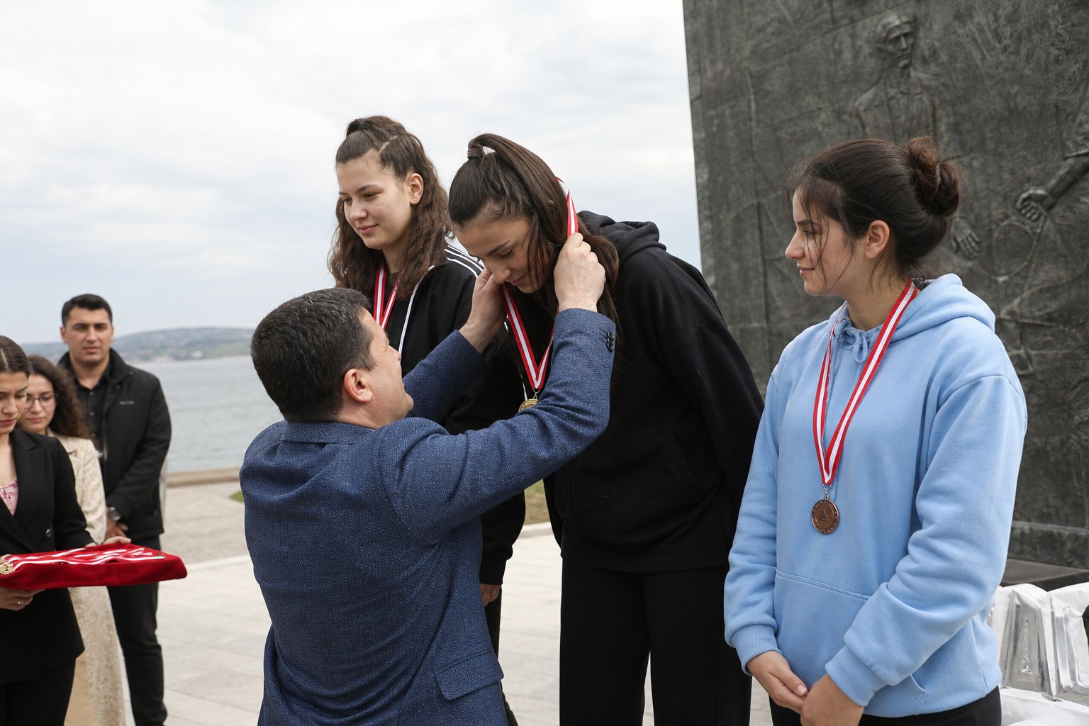 Çanakkale genç kızlar bilek güreşi turnuvası madalya töreni
