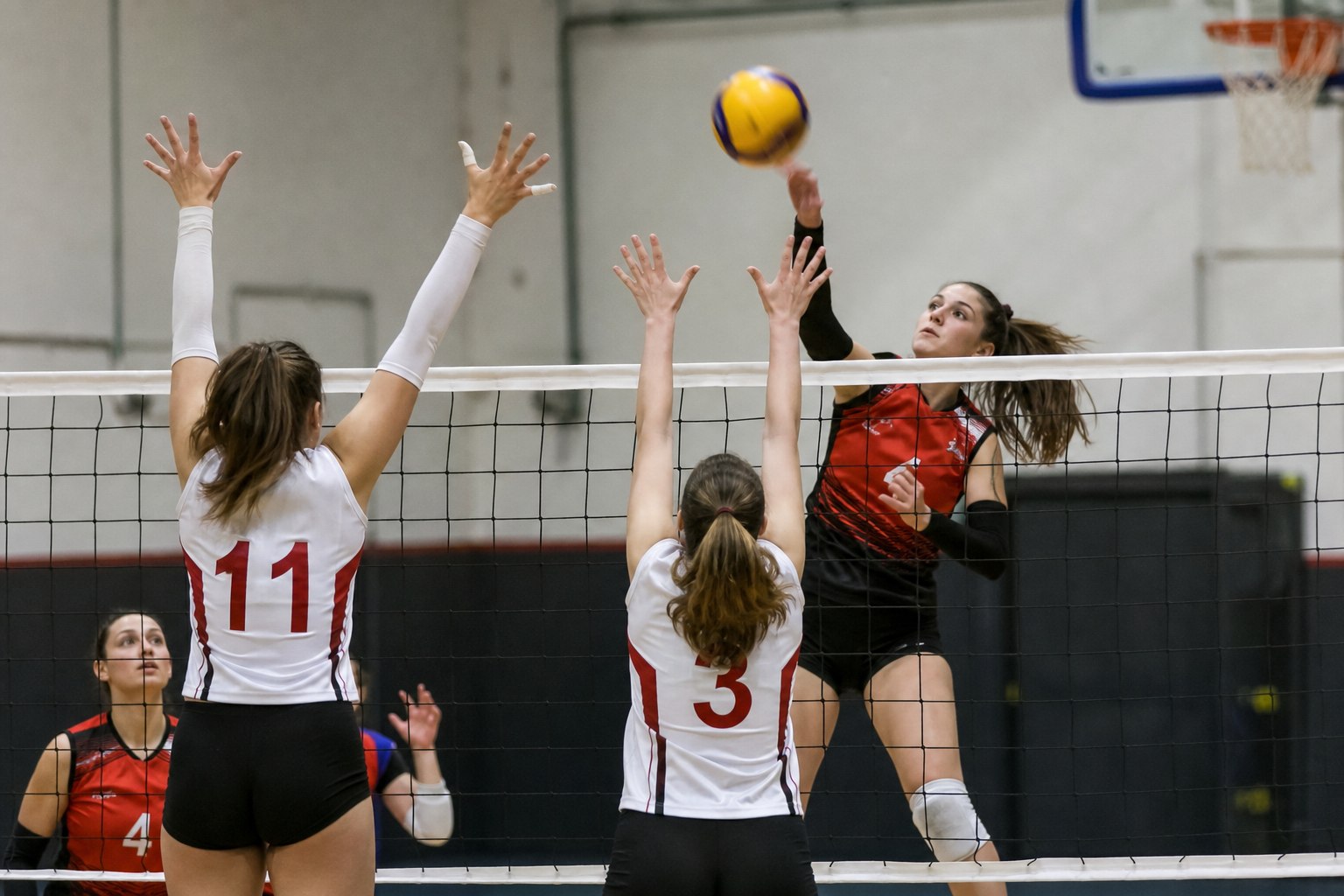 Çanakkale kadın voleybolcu yerel maçta gol atıyor